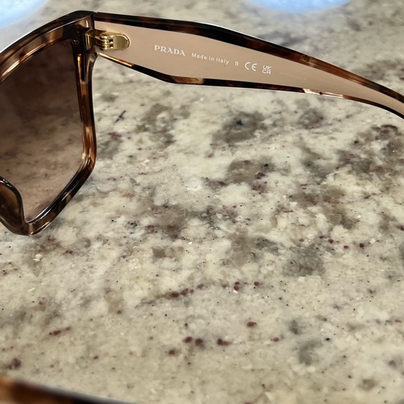 Womens Prada Square New with case - Picture 3 of 4